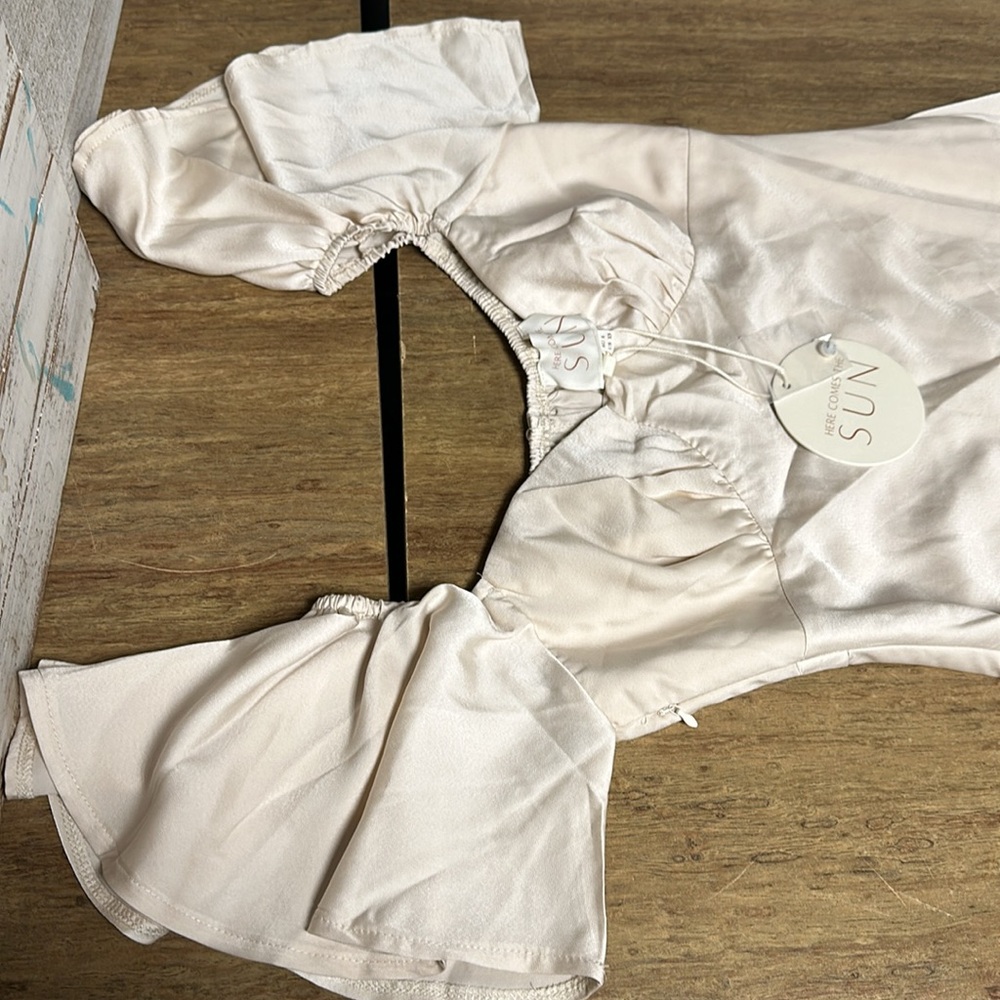 Here comes the sun Nwt ivory semi formal flutter sleeve side slit midi dress - Picture 5 of 9